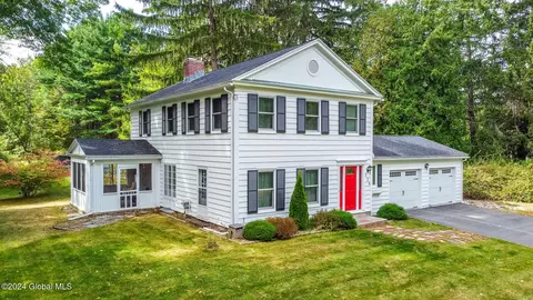 725 St Davids Ln, Niskayuna, NY 12309