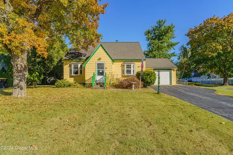 29 Harmon Rd, Glenville, NY 12302
