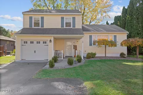48 Aspen Cir, Albany, NY 12208