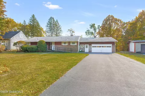 31 Buchman Dr, Loudonville, NY 12211