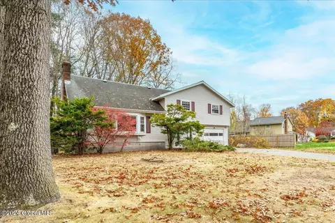 4 Noord Ln, Ballston Lake, NY 12019