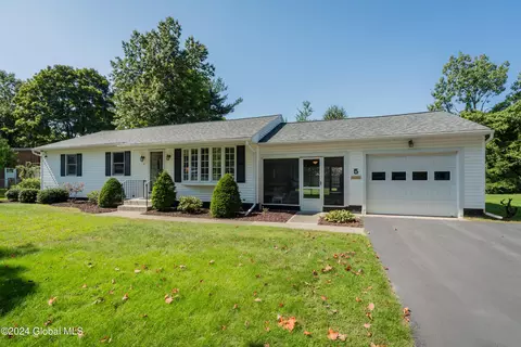 5 Patricia Ln, Saratoga Springs, NY 12866