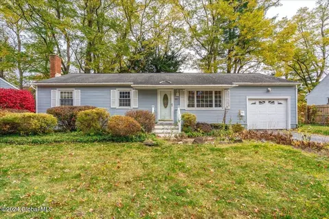 28 Elizabeth Ln, Saratoga, NY 12866