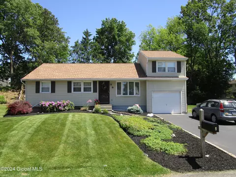 8 Mason Ct, Loudonville, NY 12211