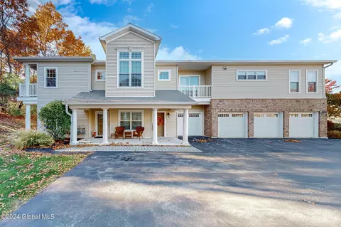 205 Vly Pointe Dr, Niskayuna, NY 12309