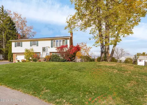 192 Woodsedge Ct, Voorheesville, NY 12186