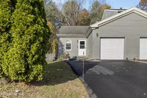 7092 Suzanne Ln, Schenectady, NY 12303