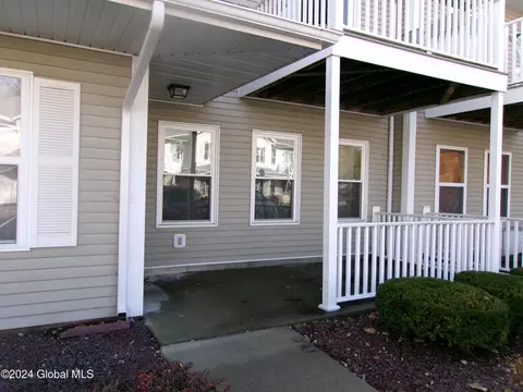 1808 Cambridge Manor Dr, Schenectady, NY 12302