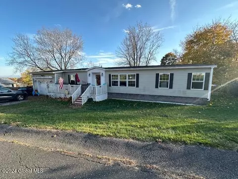 27 Elizabeth St, Port Henry, NY 12974