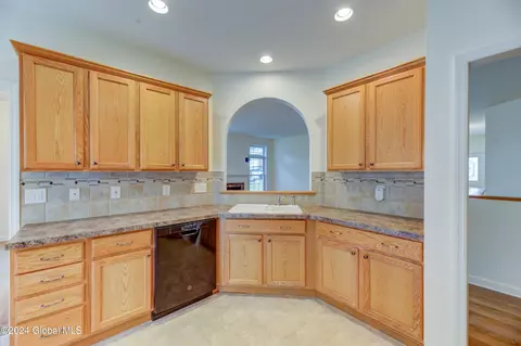17 Hampton Cir, Mechanicville, NY 12118 photo 17