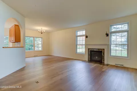 17 Hampton Cir, Mechanicville, NY 12118 photo 9