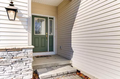 17 Hampton Cir, Mechanicville, NY 12118 photo 5