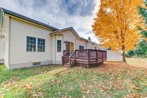 17 Hampton Cir, Mechanicville, NY 12118 photo 3