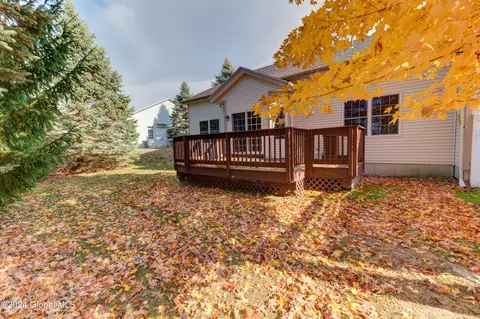 17 Hampton Cir, Mechanicville, NY 12118 photo 4