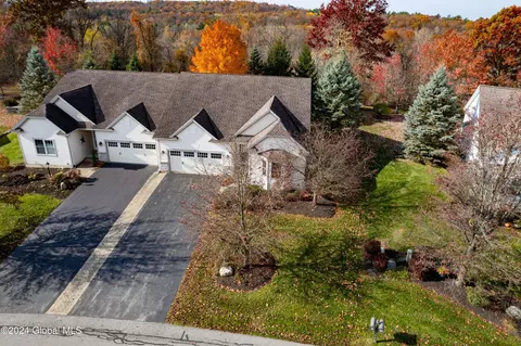 17 Hampton Cir, Mechanicville, NY 12118 photo 2