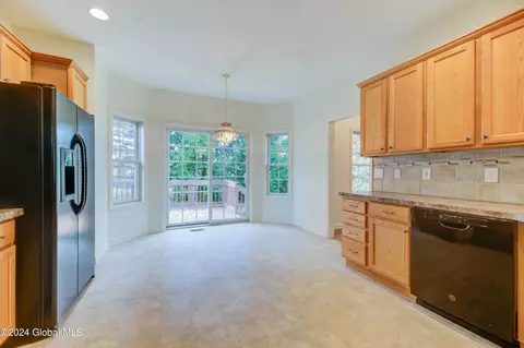 17 Hampton Cir, Mechanicville, NY 12118 photo 15