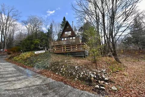 4 Mountain St, Middle Grove, NY 12850