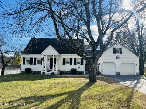23 Applehouse Ln, Queensbury, NY 12804