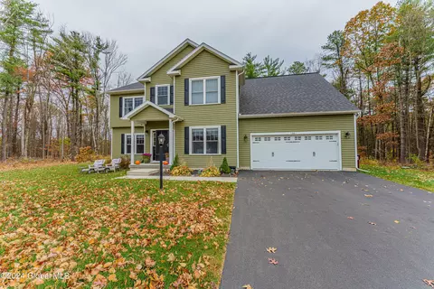 26 Woodland Dr, Castleton On Hudson, NY 12033