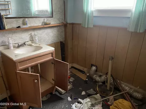 Bath - 365 Brewer Rd, Ilion, NY 13357 photo 2 of 2