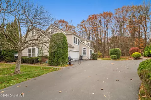 149 Killarney Dr, Niskayuna, NY 12309