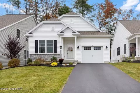 25 Bradley Cir, Halfmoon, NY 12065