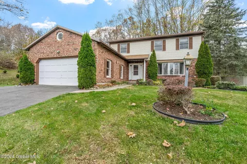 18 Redwood Dr, Glenville, NY 12302