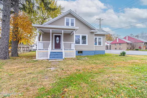 623 Curry Rd, Schenectady, NY 12306