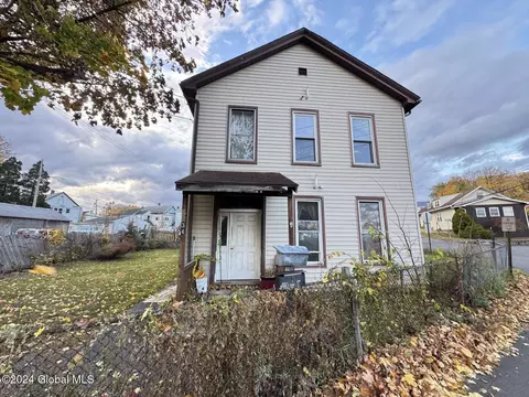 34 1st Ave, Waterford, NY 12188