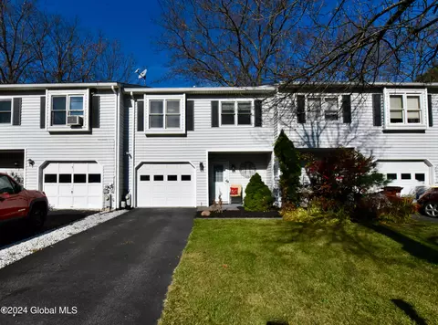 3 Clubhouse Dr, Saratoga Springs, NY 12866