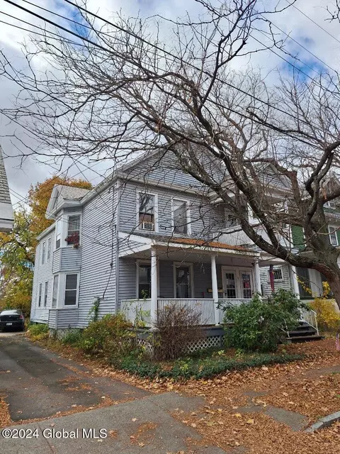 9 Woodrow Ct, Troy, NY 12180
