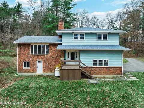1 Loumar Ln, Troy, NY 12182