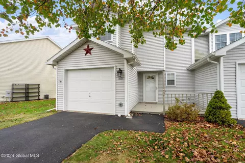 100 Marsdale Ct, Selkirk, NY 12158