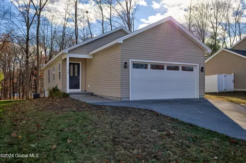 24 Parkview Ln, Glens Falls, NY 12801