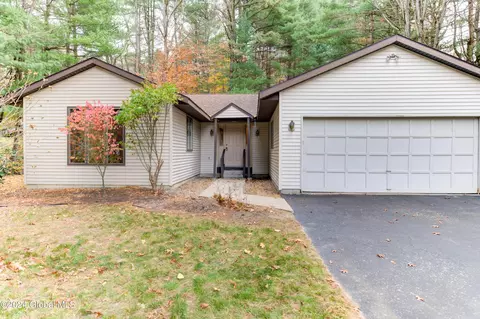 104 Cambridge Ct, Schenectady, NY 12303