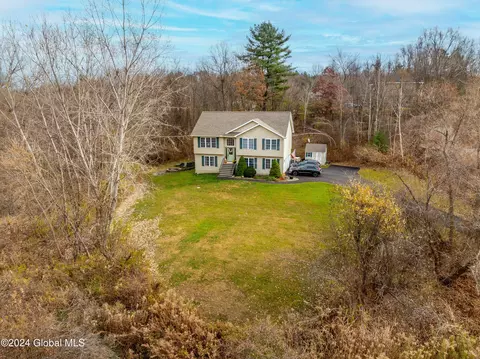 7 Tucker Pond Ct, Troy, NY 12182