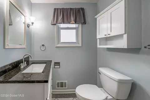 Bath - 2 Winston Pl, Schenectady, NY 12304 photo 1 of 2