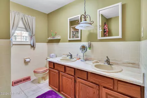 Bath - 23 Rosa Rd, Schenectady, NY 12308 photo 1 of 5