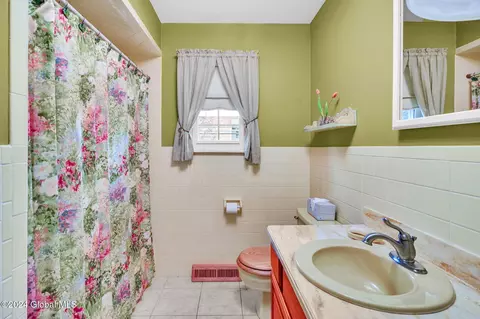 Bath - 23 Rosa Rd, Schenectady, NY 12308 photo 2 of 5