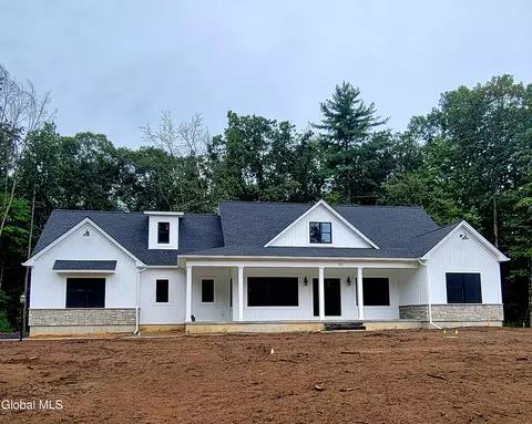52 Cannon Royal Dr, Saratoga Springs, NY 12866