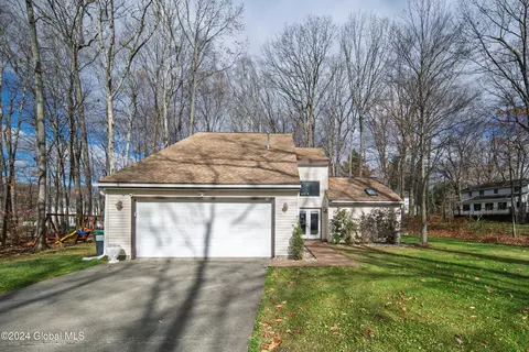 16 Bittersweet Ln, Clifton Park, NY 12065