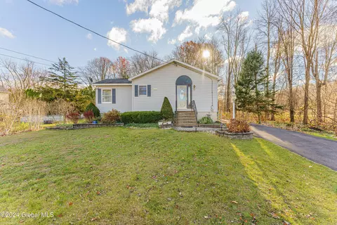 18 Glenmont Ct, Glenmont, NY 12077