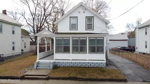 20 First St, Glens Falls, NY 12801
