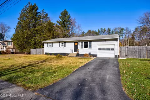 5 Sunflower Ln, Colonie, NY 12205