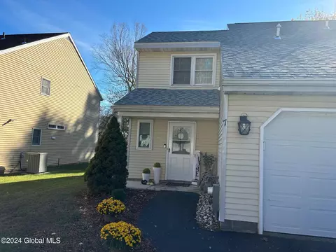 7 Mohawk Trl, Clifton Park, NY 12065