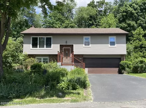 37 Aspen Cir, Albany, NY 12208