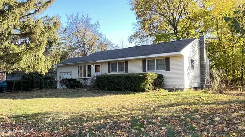 21 Tipton Dr, Loudonville, NY 12211
