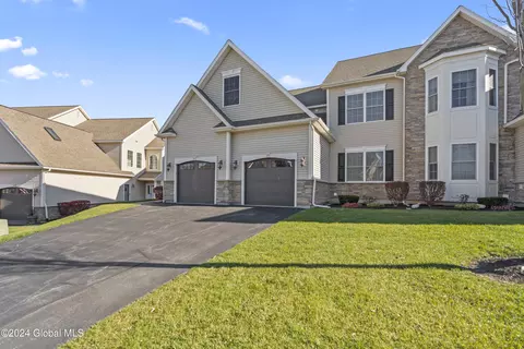27 Beacon St, Ballston, NY 12020
