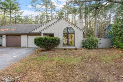 42 Margaret Dr, Queensbury, NY 12804