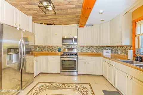 Kitchen - 21 Manchester Rd, Schenectady, NY 12304 photo 2 of 4